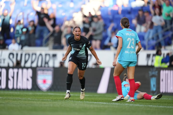 NWSL Snap: All she does is Lynn, and Ella Stevens kissed the badge!